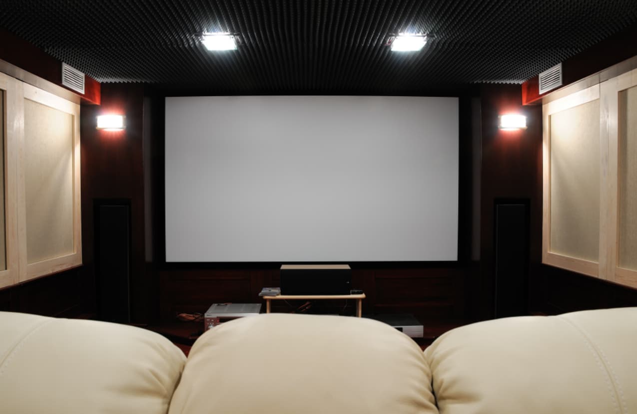 Cómo crear un cine en casa con altavoces activos y un proyector